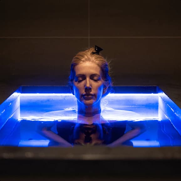 Cold water immersion in a spa thermal journey
